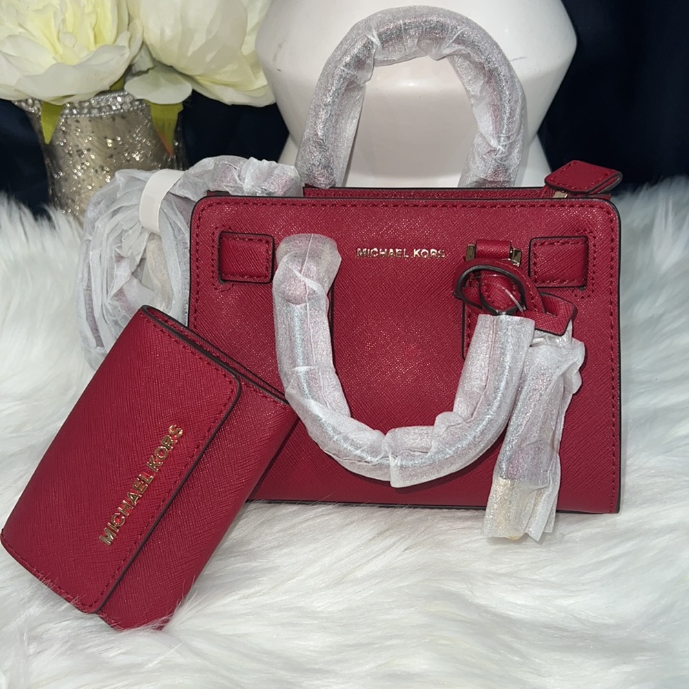 ❤️MICHAEL Michael Kors Saffiano Leather Mini Dillon Bag with matching wallet